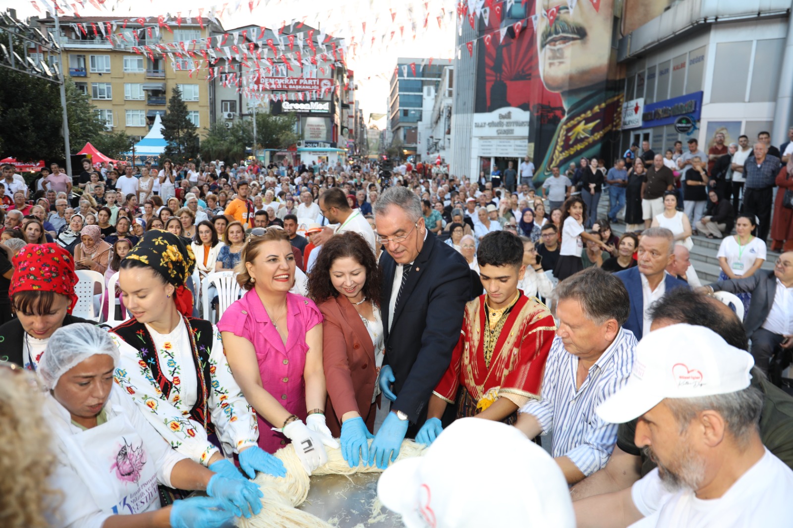 Başkan Hürriyet konuklarla pişmaniye çekti (1) Başkan Hürriyet konuklarla pişmaniye çekti (1)