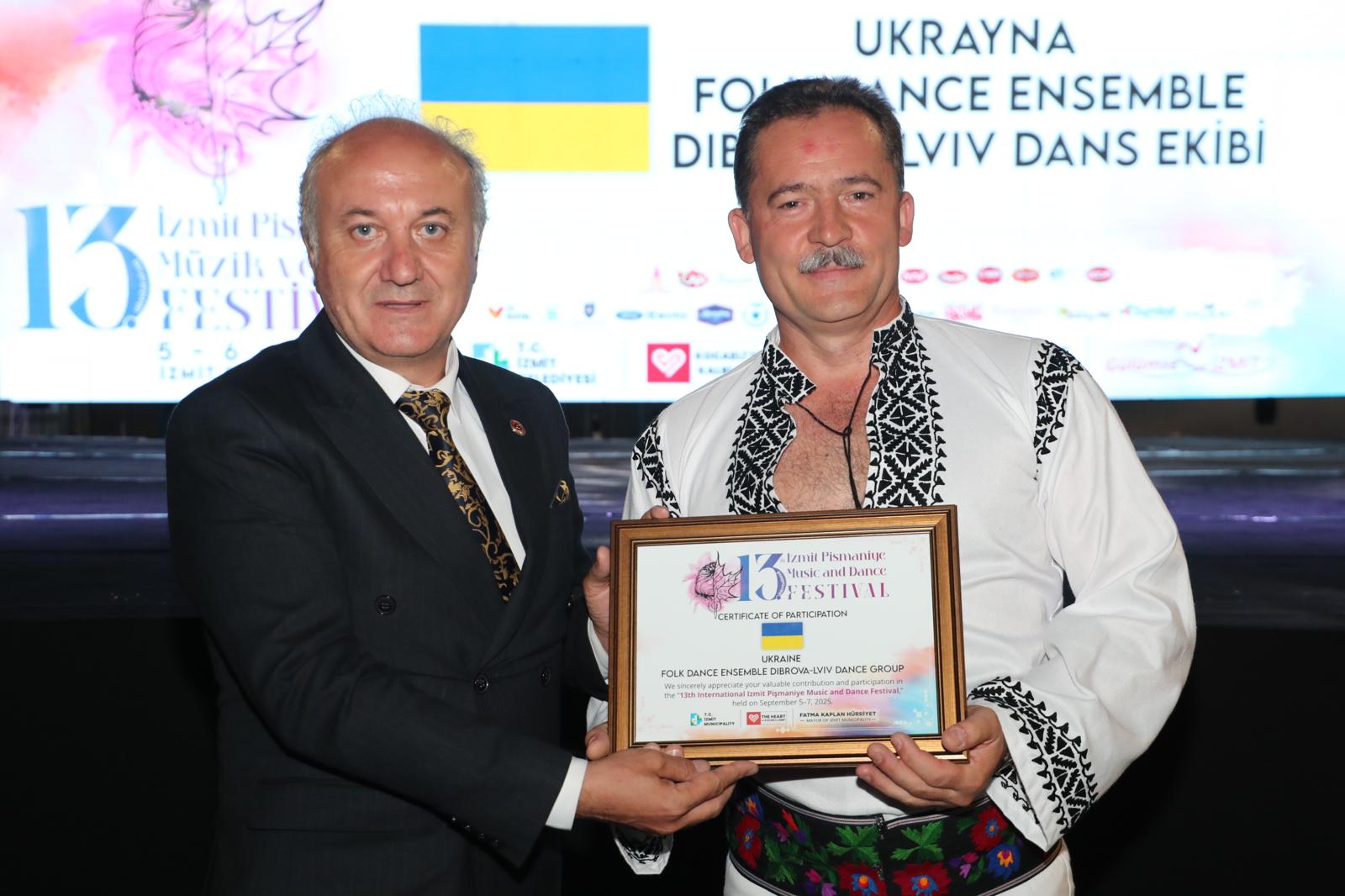 Baskan Yardimcisi Erdem Arcan Ukrayna ekibi temsilcisine belge takdim ederken