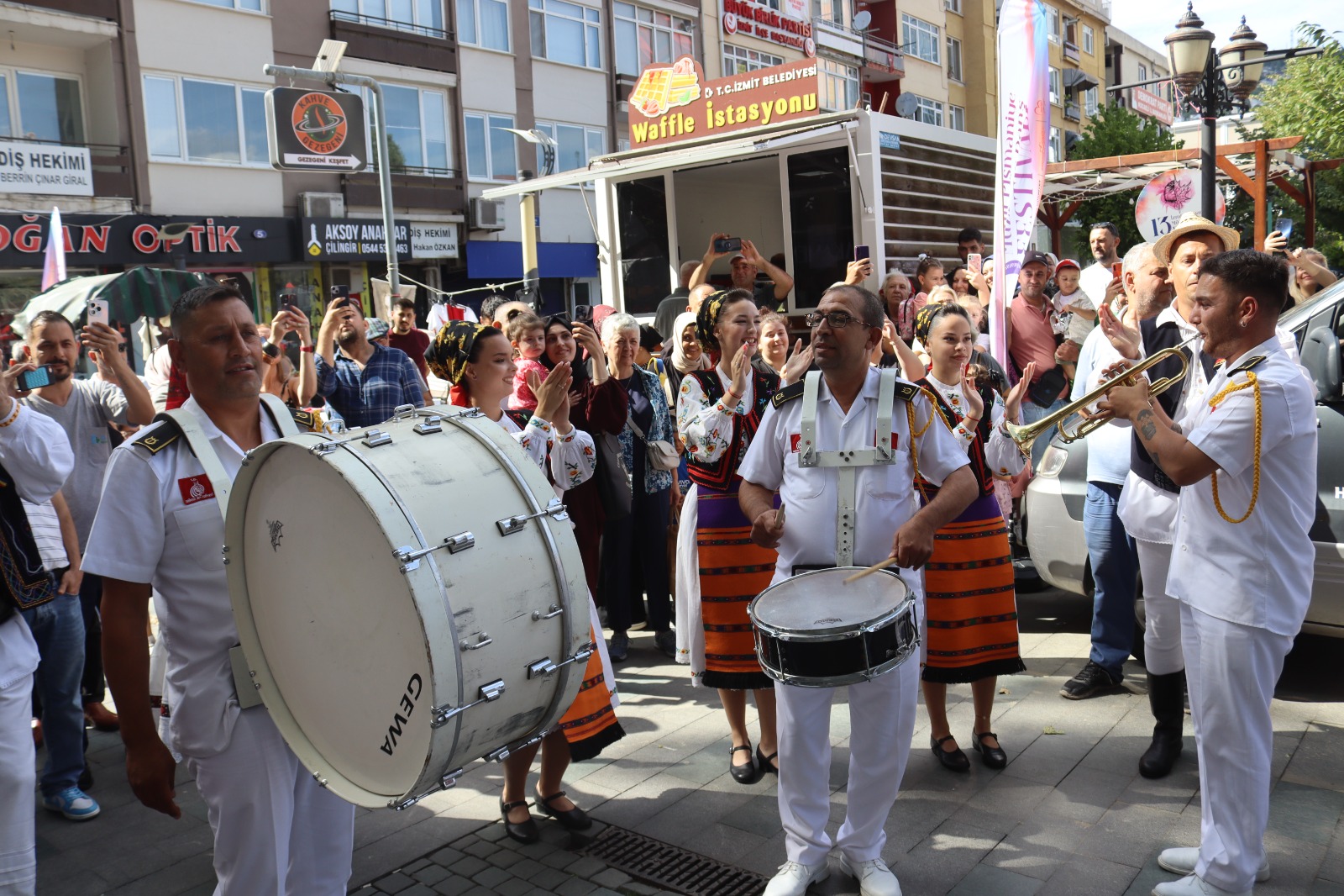 Dans Gösterisi ve Bando Performansi (1) Dans Gösterisi ve Bando Performansi (1)
