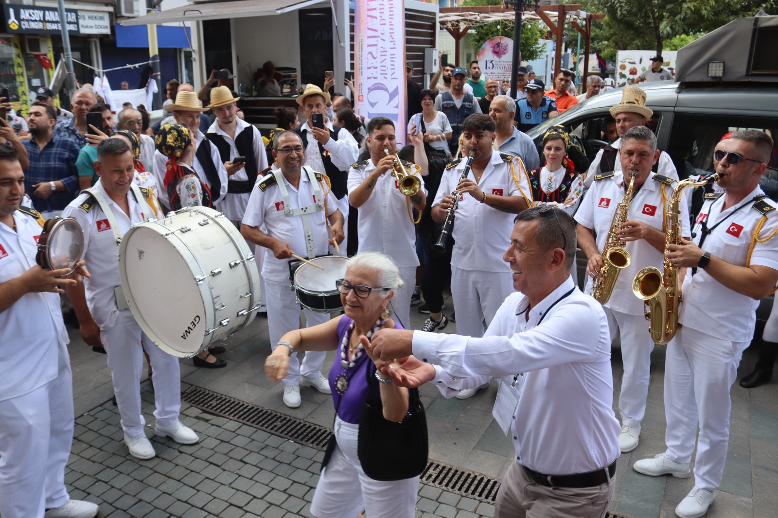 Dans Gösterisi ve Bando Performansi (2) Dans Gösterisi ve Bando Performansi (2)