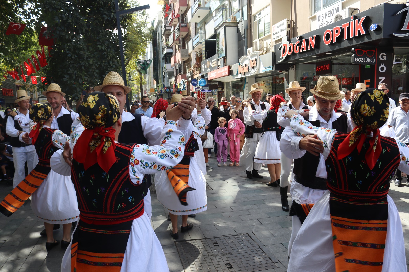 Dans Gösterisi ve Bando Performansi (3) Dans Gösterisi ve Bando Performansi (3)