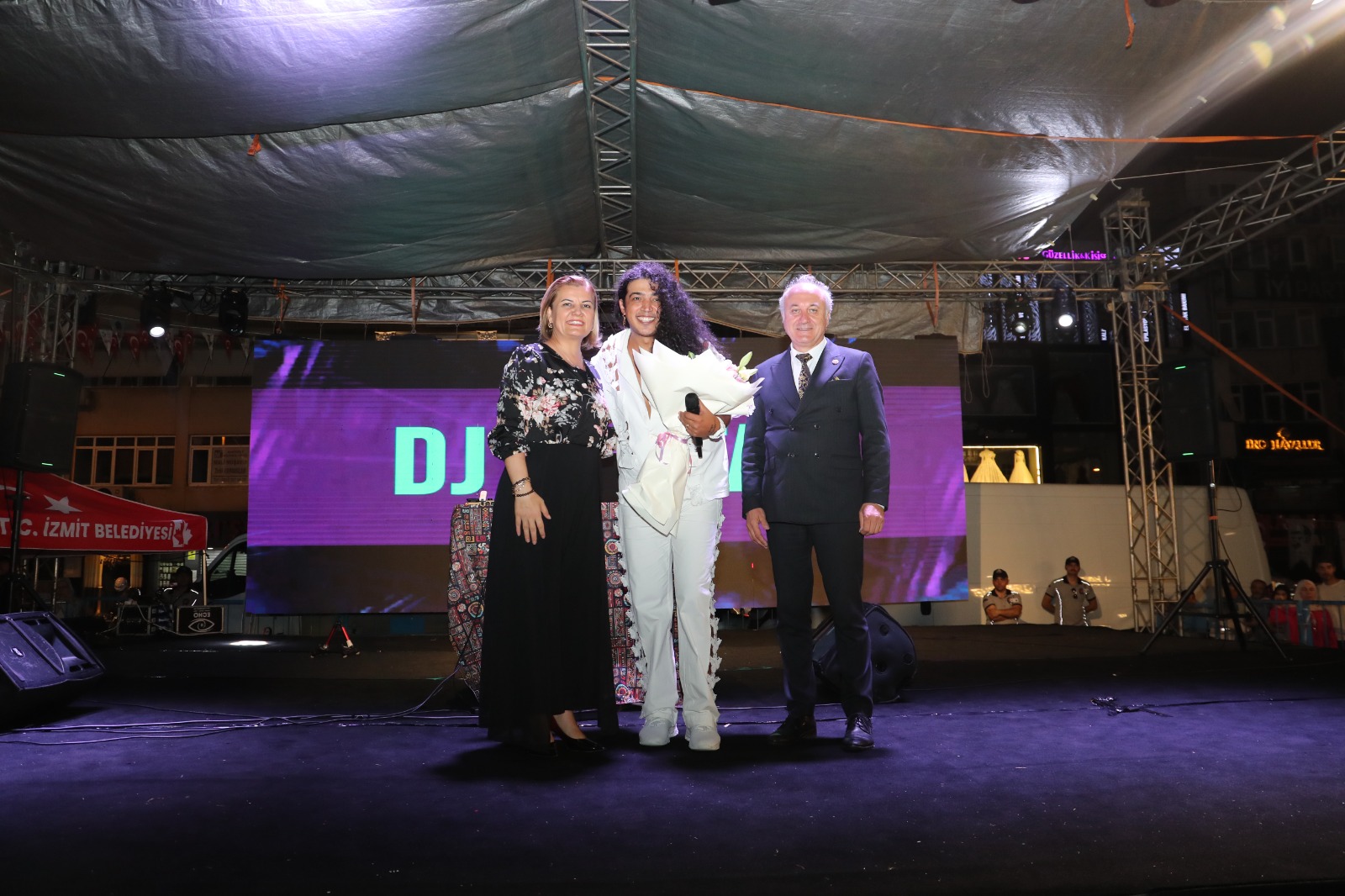 Fatma Baskan DJ Ali Tasa çiçek takdim etti