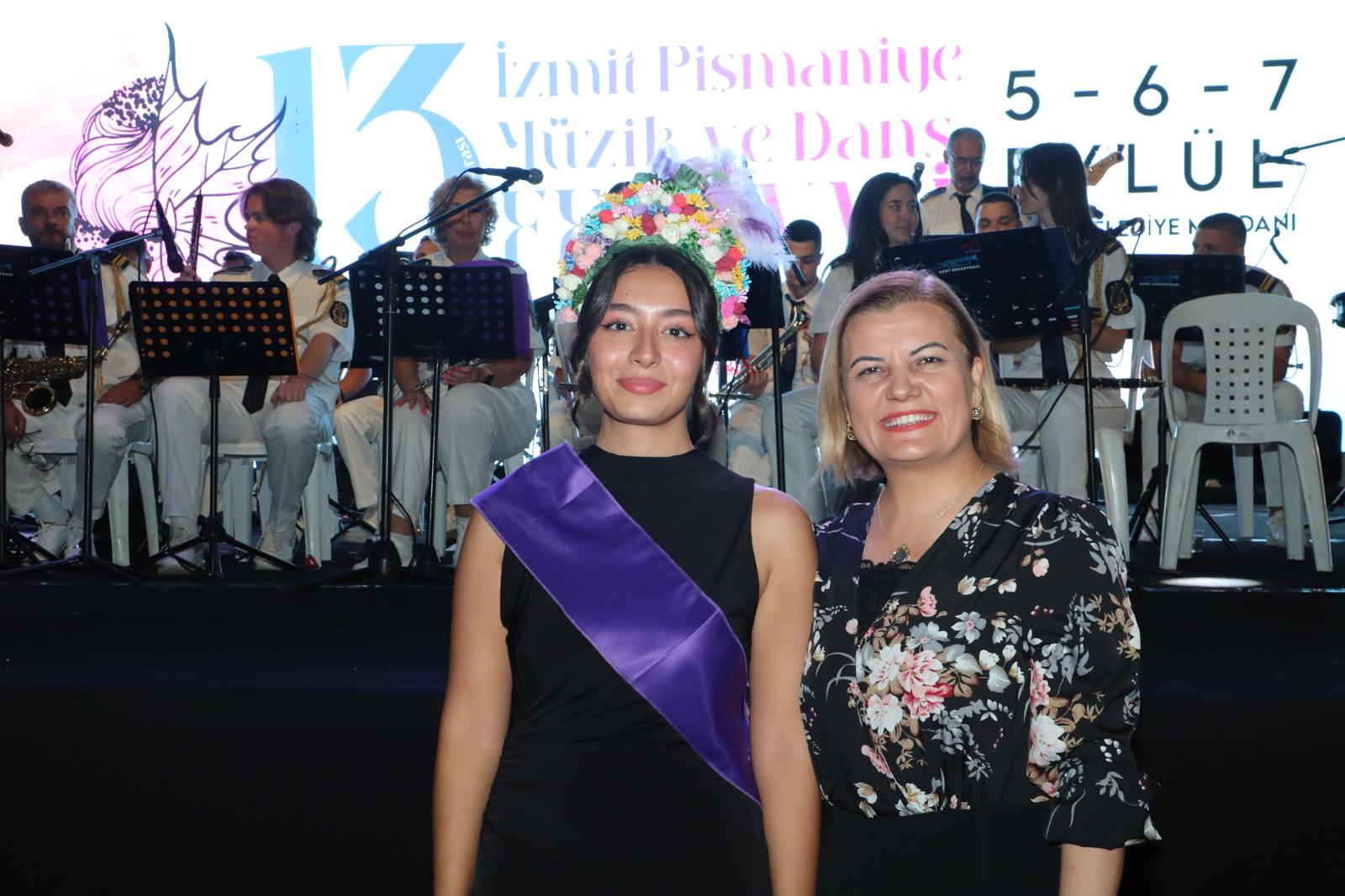 Fatma Baskan Pismaniye Güzeli seçilen Sude Gizem Kanca ile birlikte