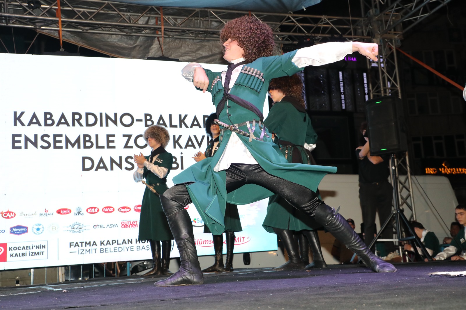 Halk Danslari Gösterisi (1)