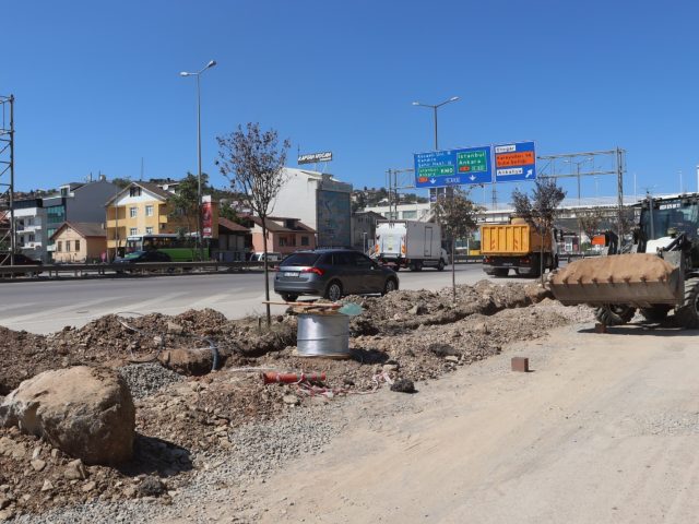 İZMİT BELEDİYESİNDEN YAHYAKAPTAN’A DEKORATİF AYDINLATMA