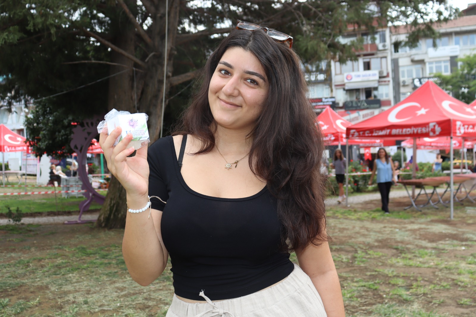 İzmitliler güne ağaçtan pişmaniye toplayarak başladı (13) İzmitliler güne ağaçtan pişmaniye toplayarak başladı (13)