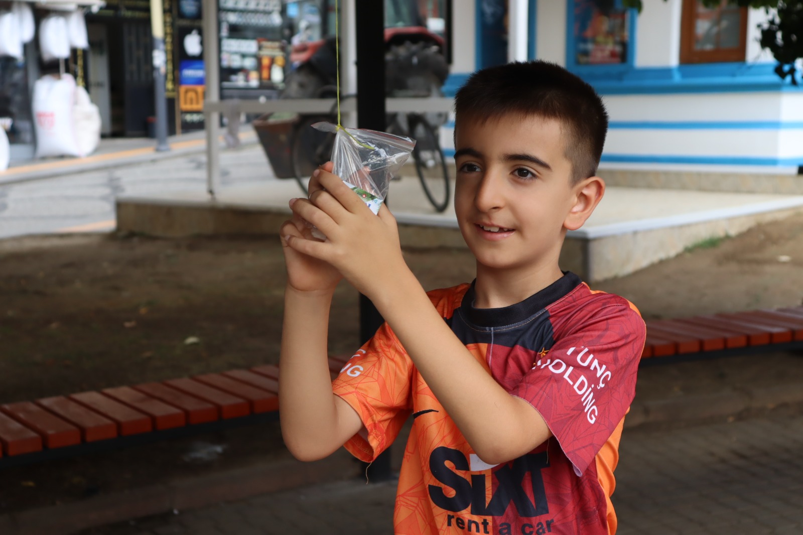 İzmitliler güne ağaçtan pişmaniye toplayarak başladı (5) İzmitliler güne ağaçtan pişmaniye toplayarak başladı (5)