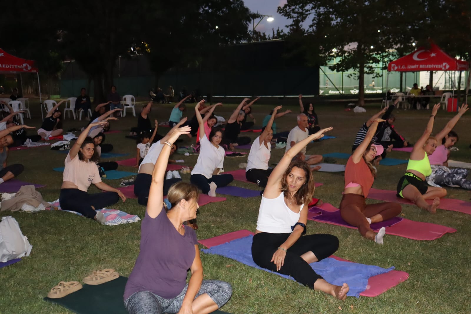 İzmit’te “Nefes Al İzmit” yoga etkinliği Cumhuriyet Mahallesi’nde devam etti (1)