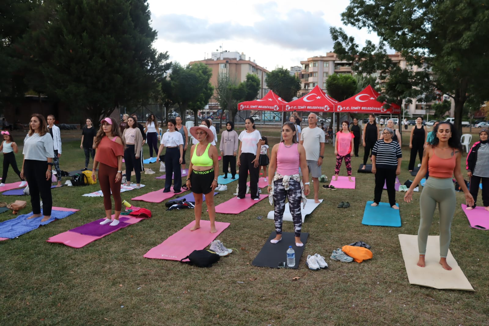 İzmit’te “Nefes Al İzmit” yoga etkinliği Cumhuriyet Mahallesi’nde devam etti (3)