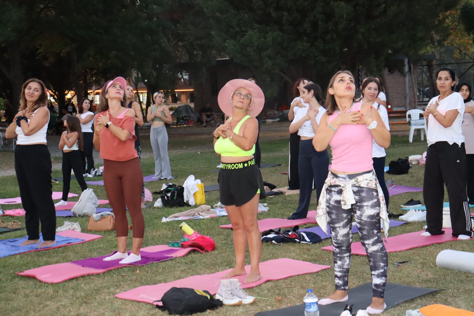 İzmit’te “Nefes Al İzmit” yoga etkinliği Cumhuriyet Mahallesi’nde devam etti (4)