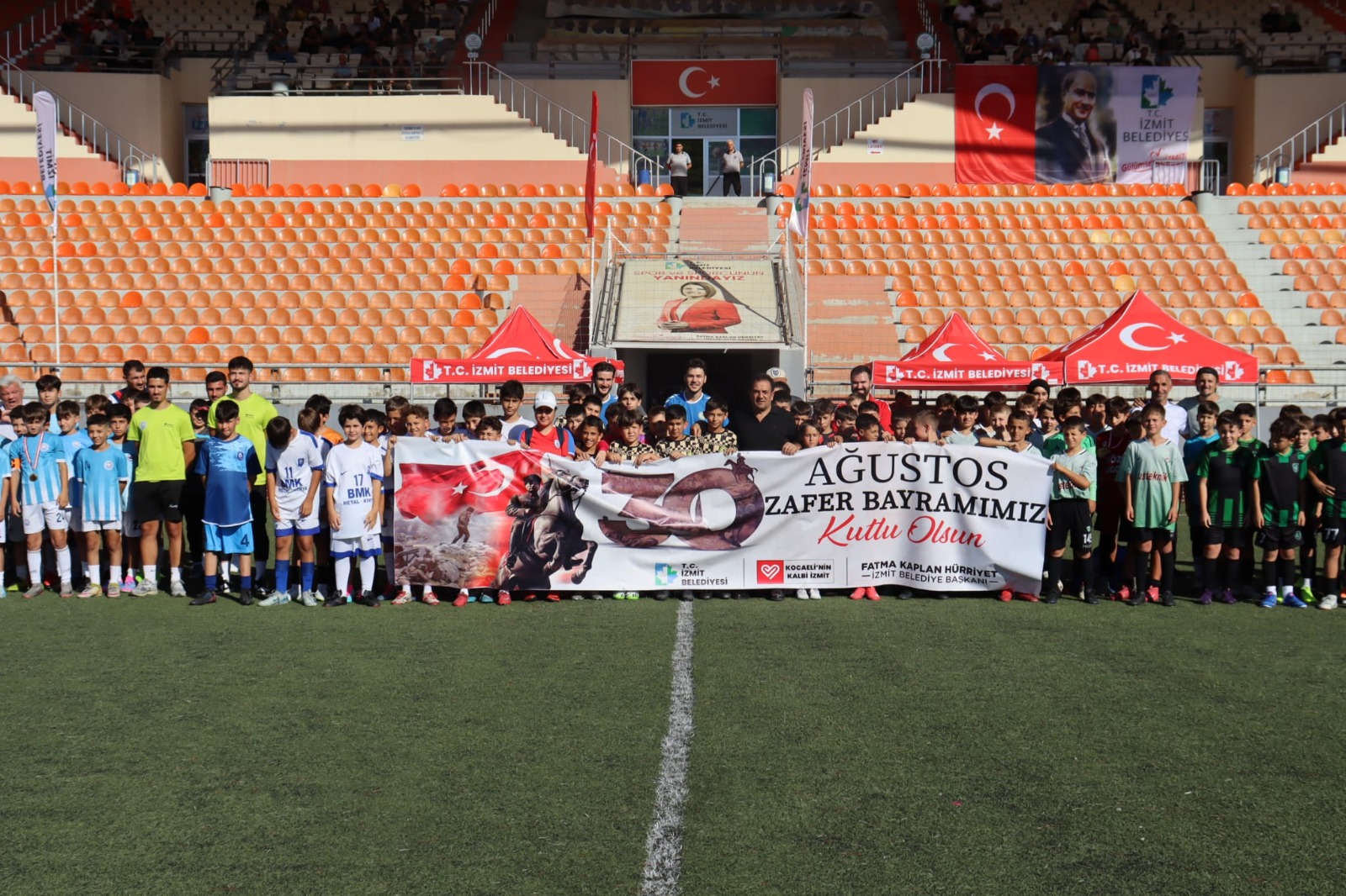 İzmit’te Zafer Bayramı futbol coşkusu yaşandı (1)