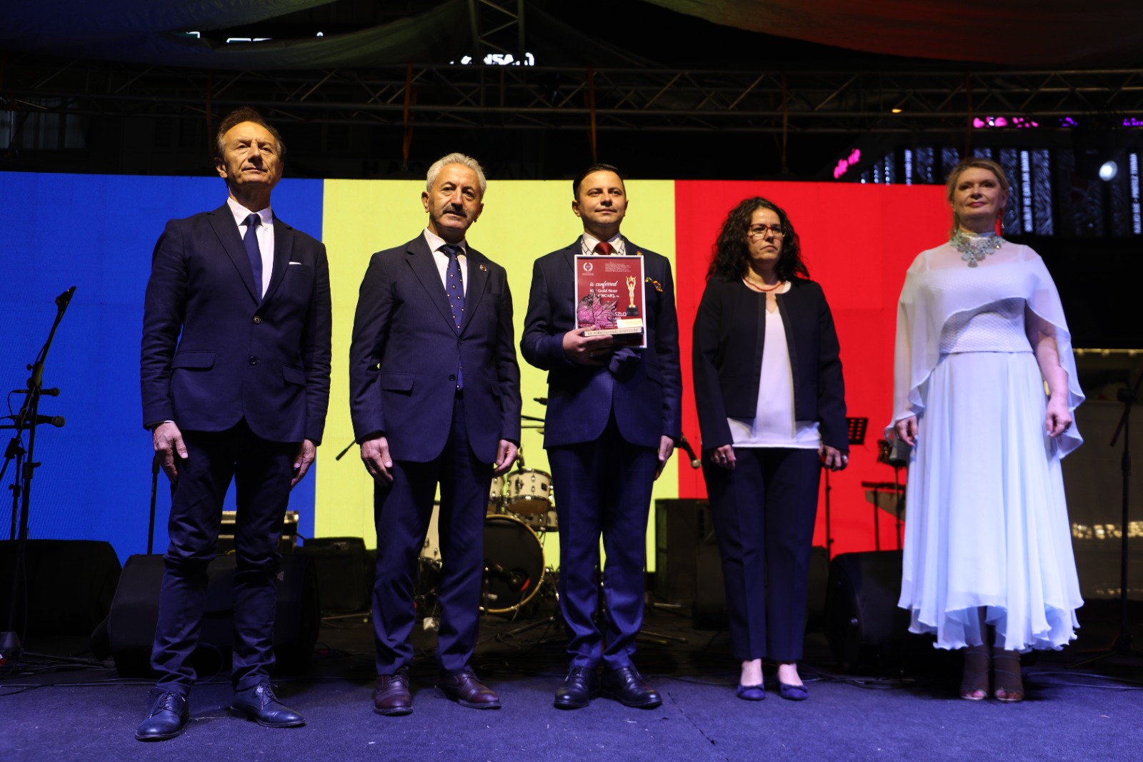 Kültür yöneticisi Robert Laszlo'ya ödülü takdim edildi