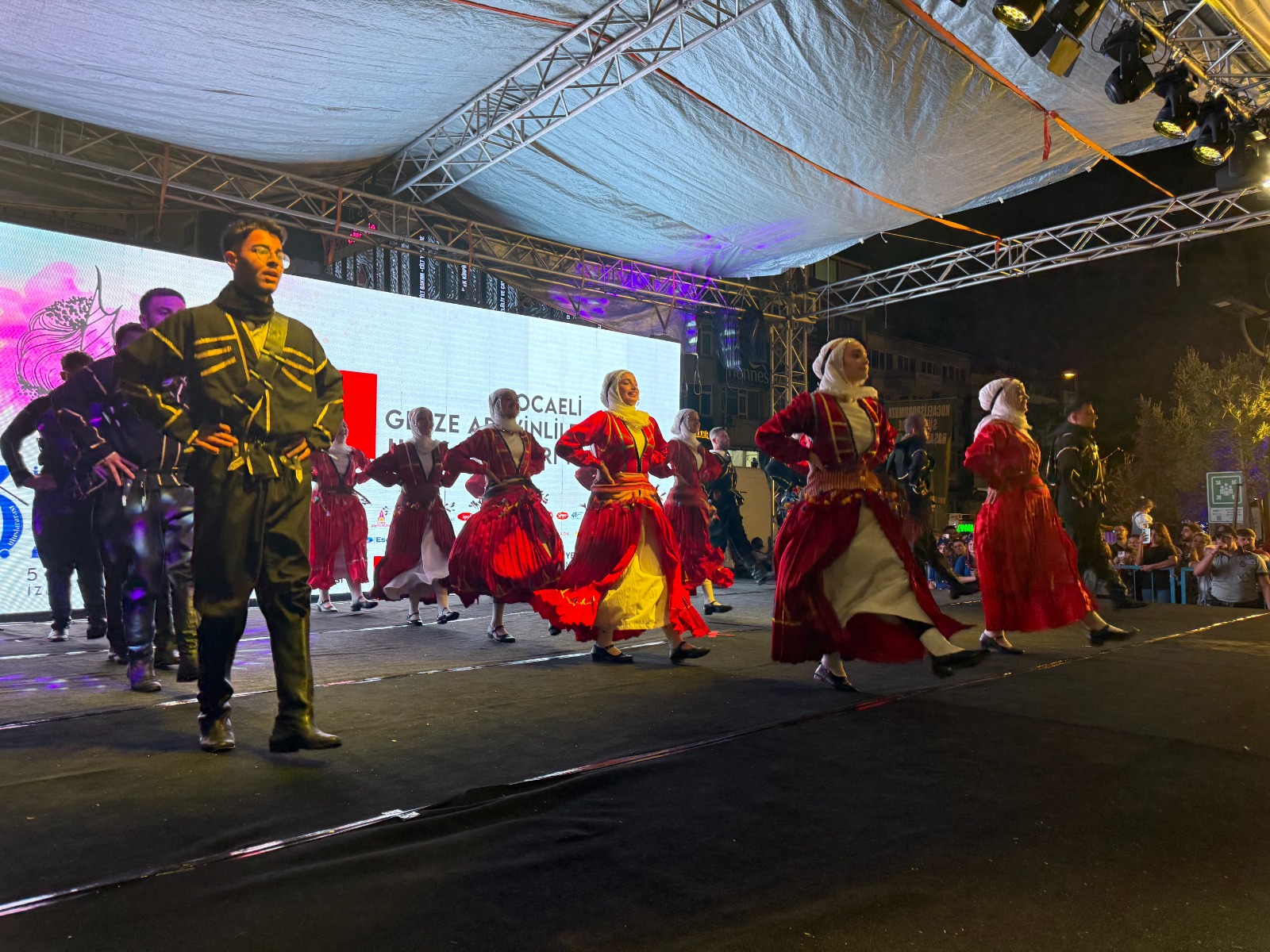 Pismaniye Festivalinin 2. Gününde halk danslari ekiplerinden muhtesem performanslar (1) Pismaniye Festivalinin 2. Gününde halk danslari ekiplerinden muhtesem performanslar (1)