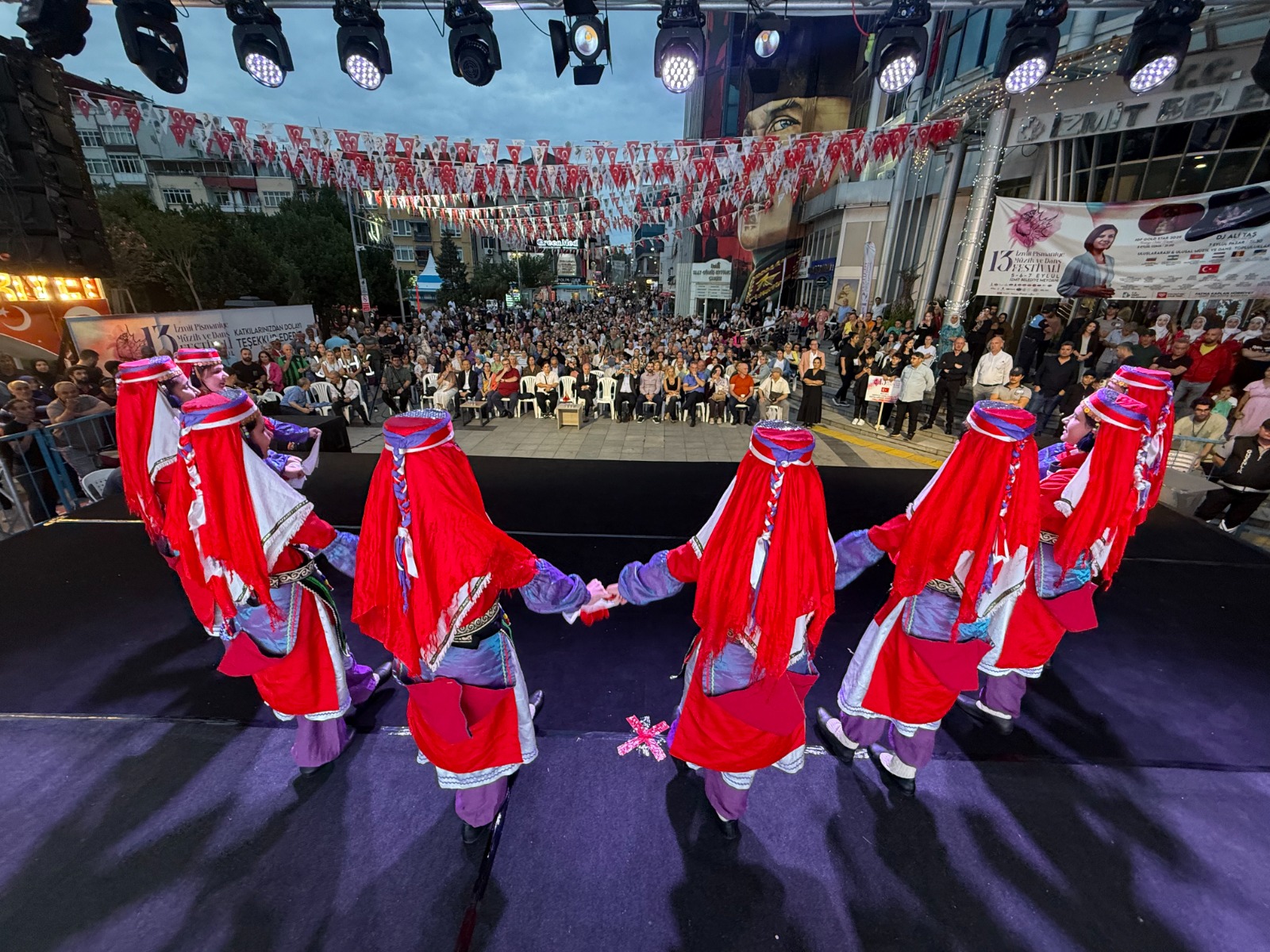 Pismaniye Festivalinin 2. Gününde halk danslari ekiplerinden muhtesem performanslar (12) Pismaniye Festivalinin 2. Gününde halk danslari ekiplerinden muhtesem performanslar (12)