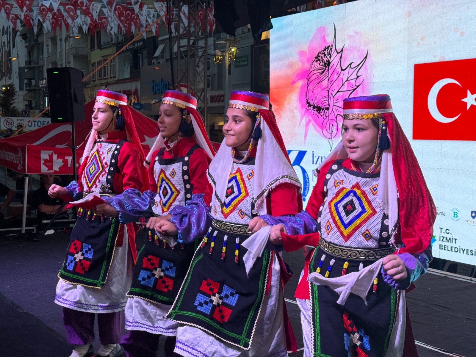 Pismaniye Festivalinin 2. Gününde halk danslari ekiplerinden muhtesem performanslar (13) Pismaniye Festivalinin 2. Gününde halk danslari ekiplerinden muhtesem performanslar (13)
