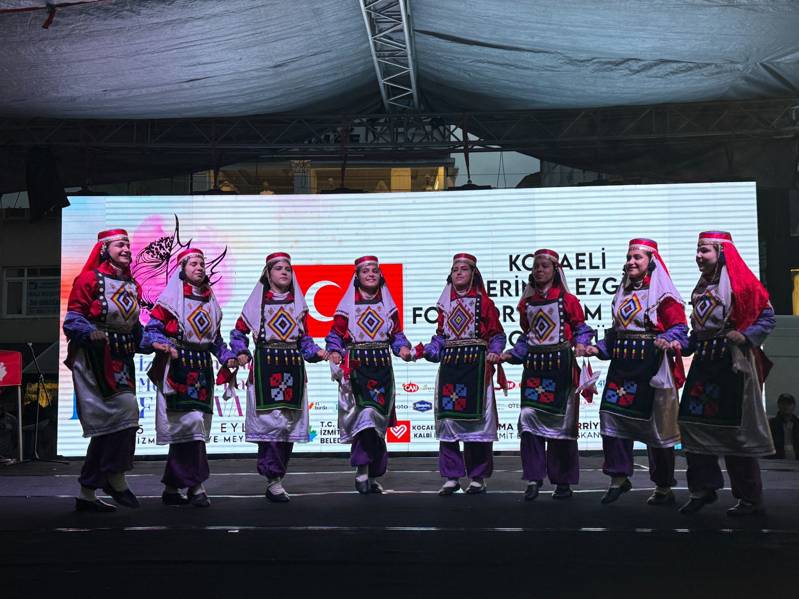 Pismaniye Festivalinin 2. Gününde halk danslari ekiplerinden muhtesem performanslar (2) Pismaniye Festivalinin 2. Gününde halk danslari ekiplerinden muhtesem performanslar (2)
