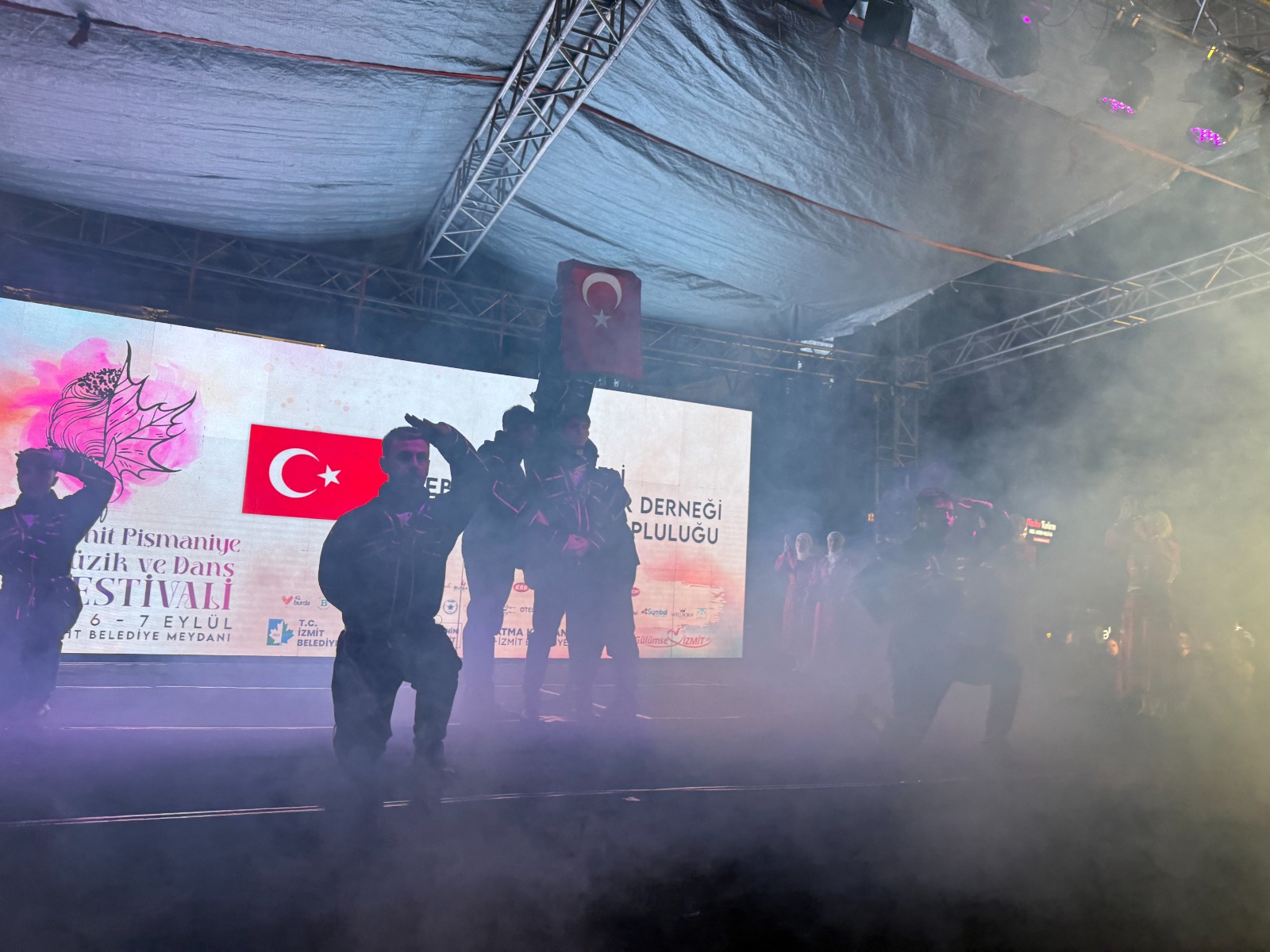 Pismaniye Festivalinin 2. Gününde halk danslari ekiplerinden muhtesem performanslar (22) Pismaniye Festivalinin 2. Gününde halk danslari ekiplerinden muhtesem performanslar (22)