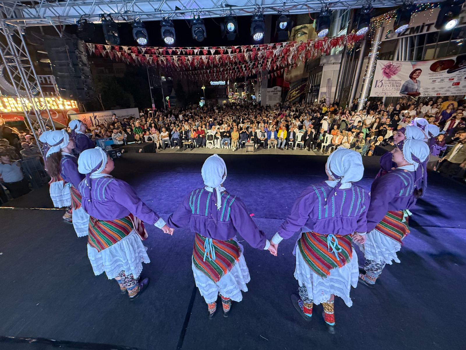 Pismaniye Festivalinin 2. Gününde halk danslari ekiplerinden muhtesem performanslar (26) Pismaniye Festivalinin 2. Gününde halk danslari ekiplerinden muhtesem performanslar (26)