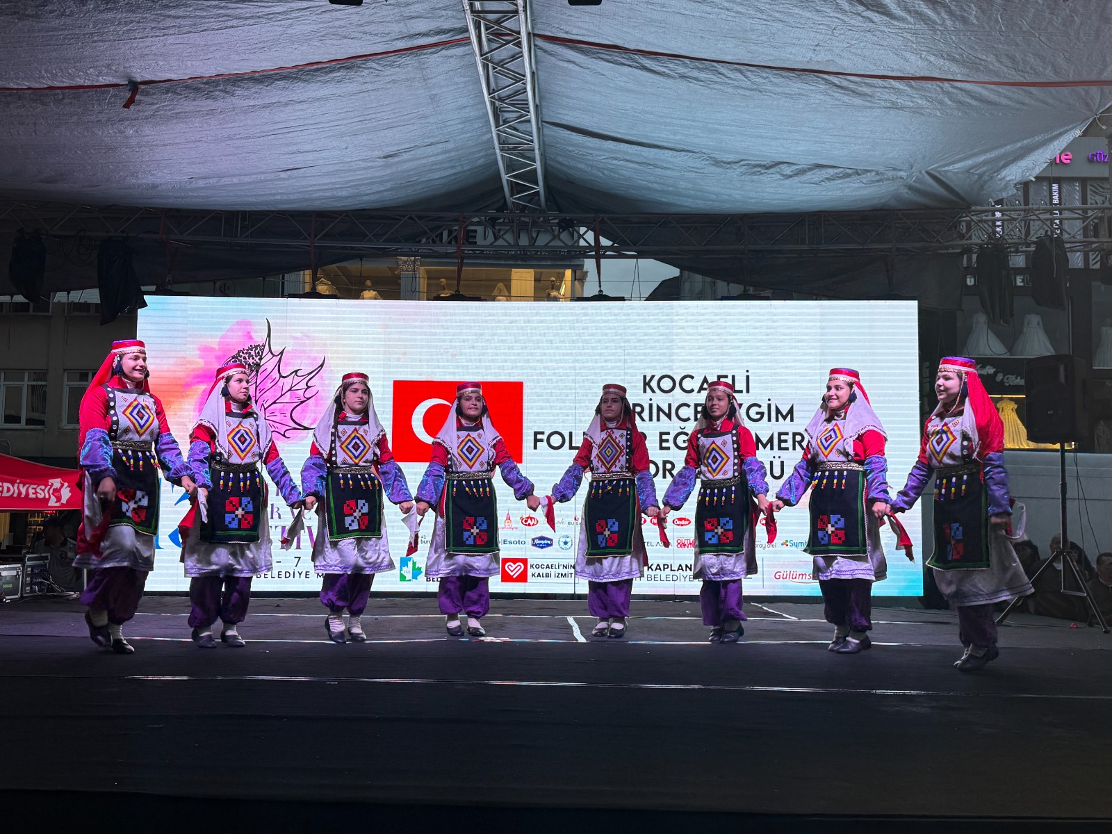 Pismaniye Festivalinin 2. Gününde halk danslari ekiplerinden muhtesem performanslar (3) Pismaniye Festivalinin 2. Gününde halk danslari ekiplerinden muhtesem performanslar (3)