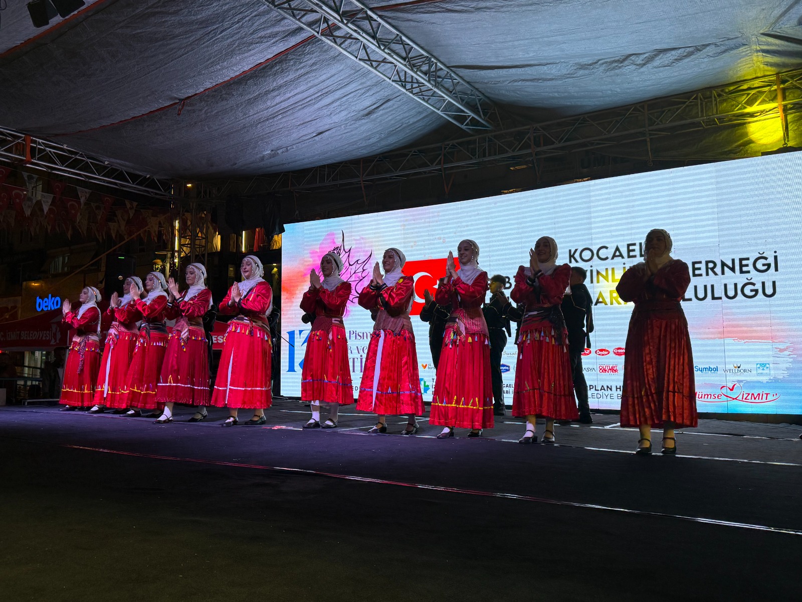 Pismaniye Festivalinin 2. Gününde halk danslari ekiplerinden muhtesem performanslar (30) Pismaniye Festivalinin 2. Gününde halk danslari ekiplerinden muhtesem performanslar (30)