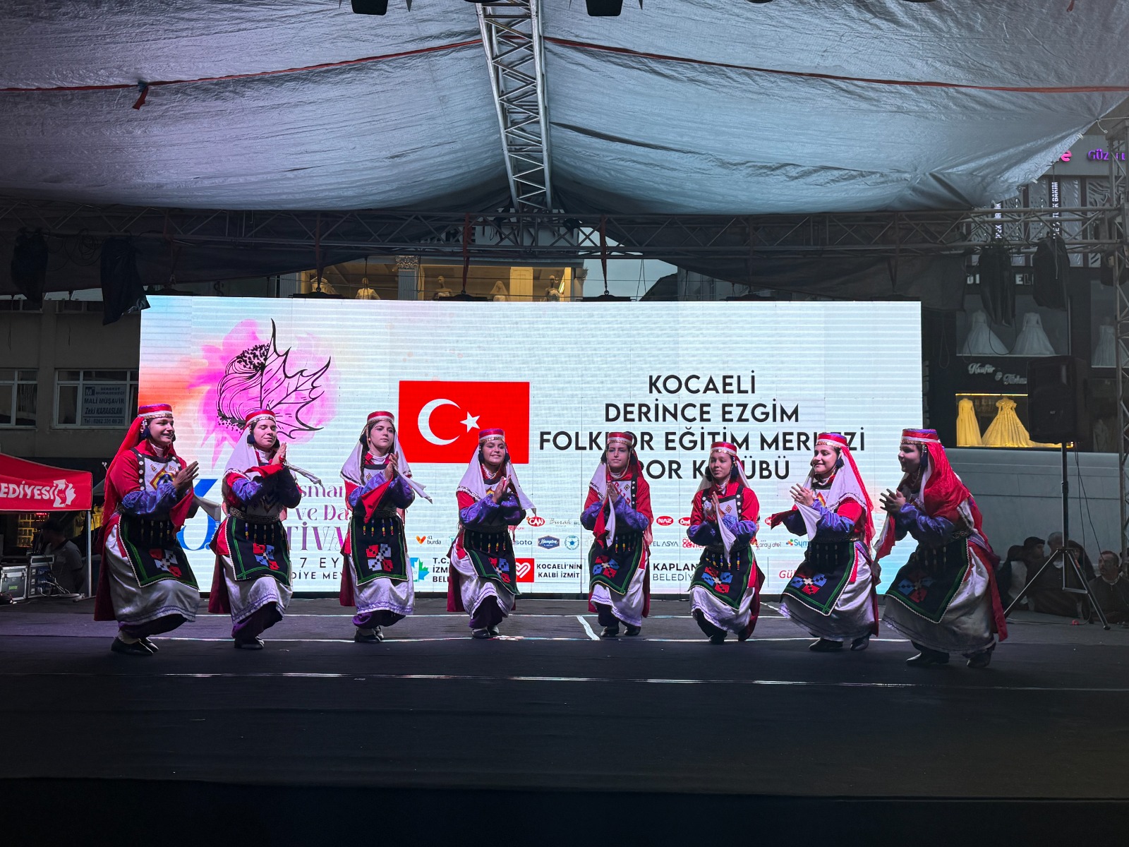 Pismaniye Festivalinin 2. Gününde halk danslari ekiplerinden muhtesem performanslar (4) Pismaniye Festivalinin 2. Gününde halk danslari ekiplerinden muhtesem performanslar (4)