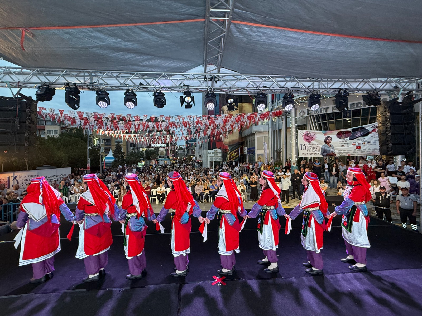 Pismaniye Festivalinin 2. Gününde halk danslari ekiplerinden muhtesem performanslar (5) Pismaniye Festivalinin 2. Gününde halk danslari ekiplerinden muhtesem performanslar (5)