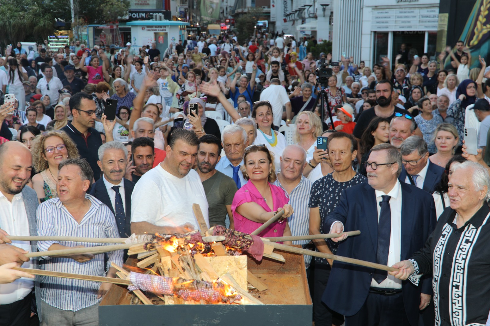 Protokol Festival ateşini yakarken Protokol Festival ateşini yakarken