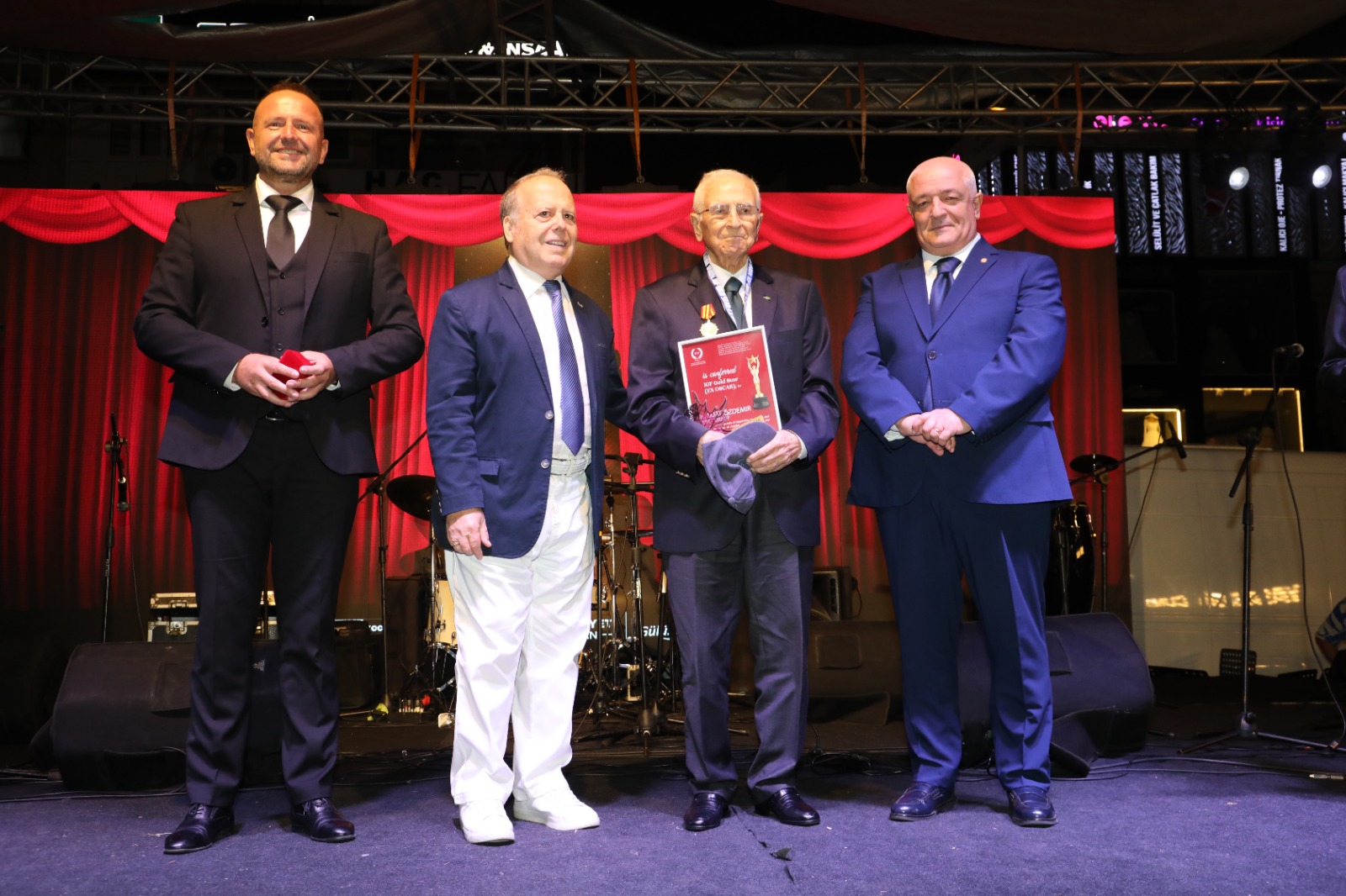 Suat Özdemir'e ödülü takdim edildi