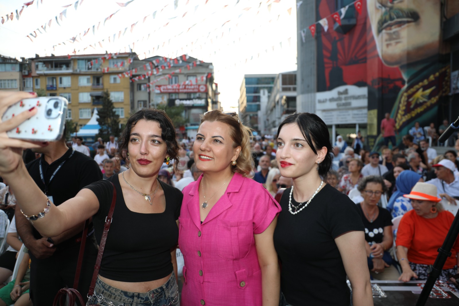 vatandaşlar Başkan Hürriyet ile bol bol hatıra fotoğrafı çekildi (2) vatandaşlar Başkan Hürriyet ile bol bol hatıra fotoğrafı çekildi (2)