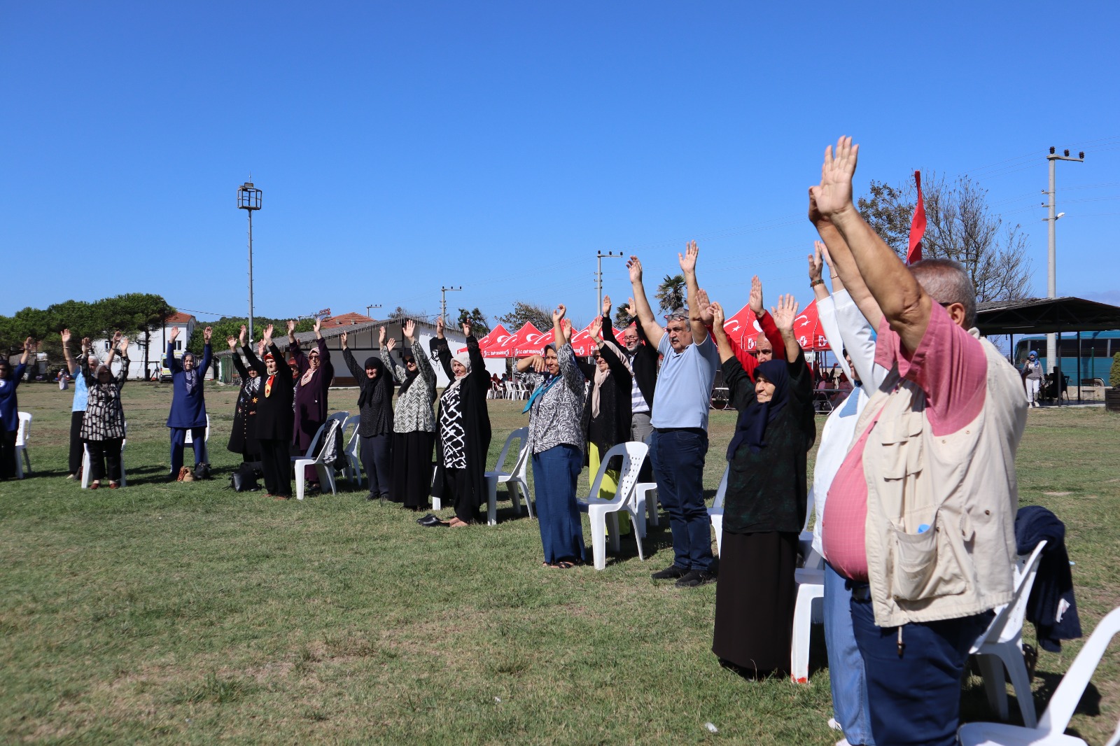 Asirlik çinarlar Dünya Yaslilar Günü sebebiyle Sarisu'da bulustu (8) Asirlik çinarlar Dünya Yaslilar Günü sebebiyle Sarisu'da bulustu (8)