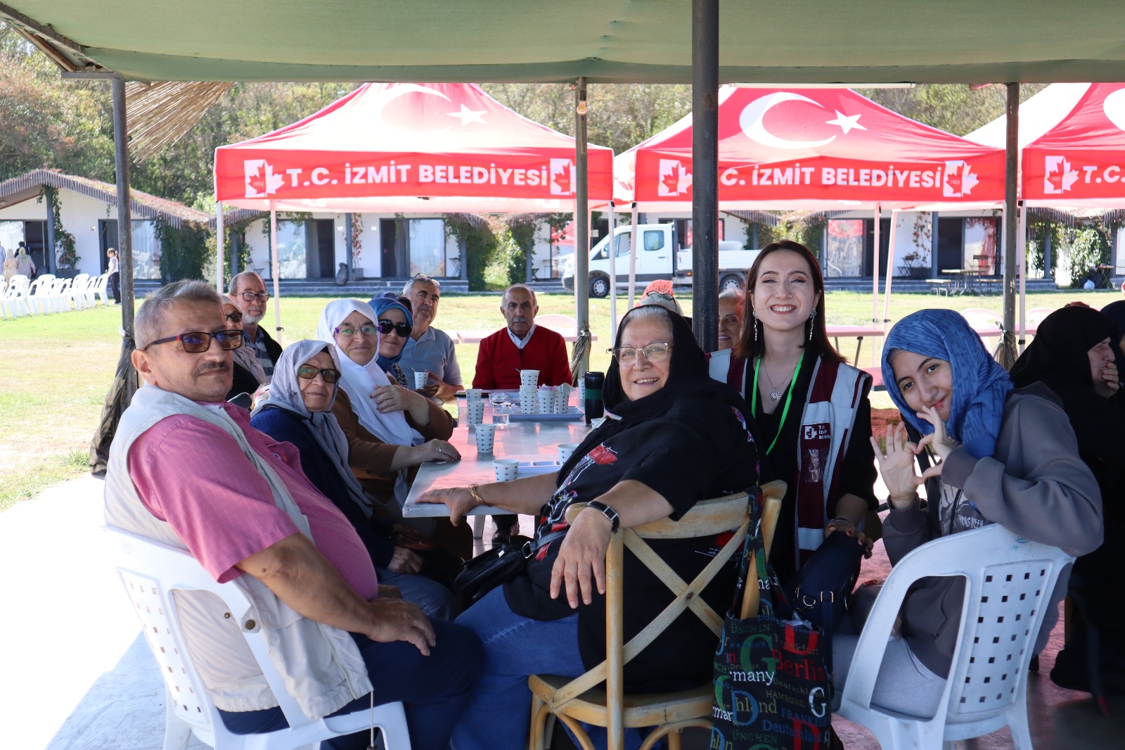 Asirlik çinarlar Dünya Yaslilar Günü sebebiyle Sarisu'da bulustu (9) Asirlik çinarlar Dünya Yaslilar Günü sebebiyle Sarisu'da bulustu (9)