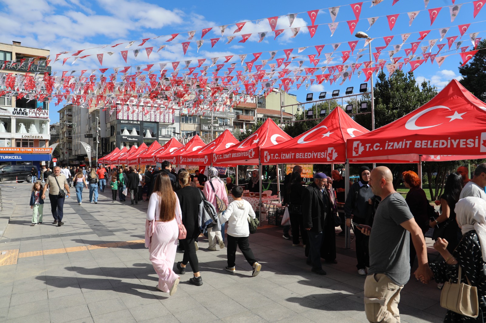 Balin en dogali Izmit'te bulustu Izmit Bal Günleri basladi (10) Balin en dogali Izmit'te bulustu Izmit Bal Günleri basladi (10)