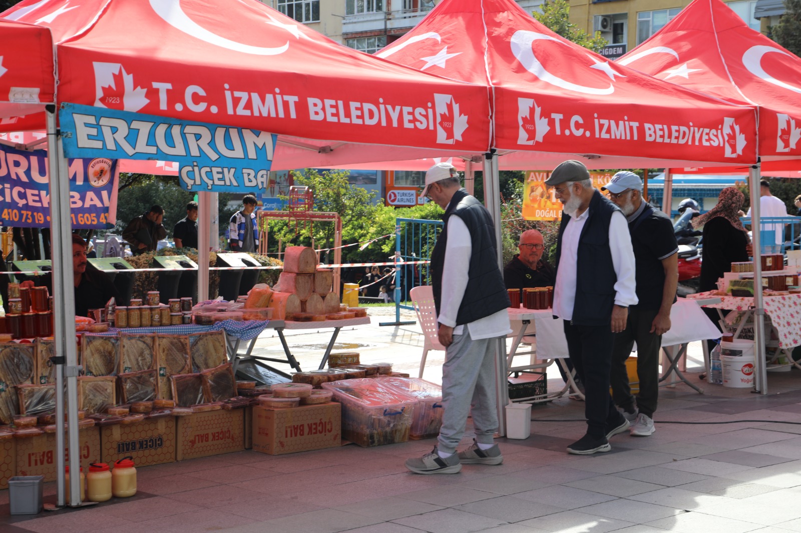 Balin en dogali Izmit'te bulustu Izmit Bal Günleri basladi (11) Balin en dogali Izmit'te bulustu Izmit Bal Günleri basladi (11)