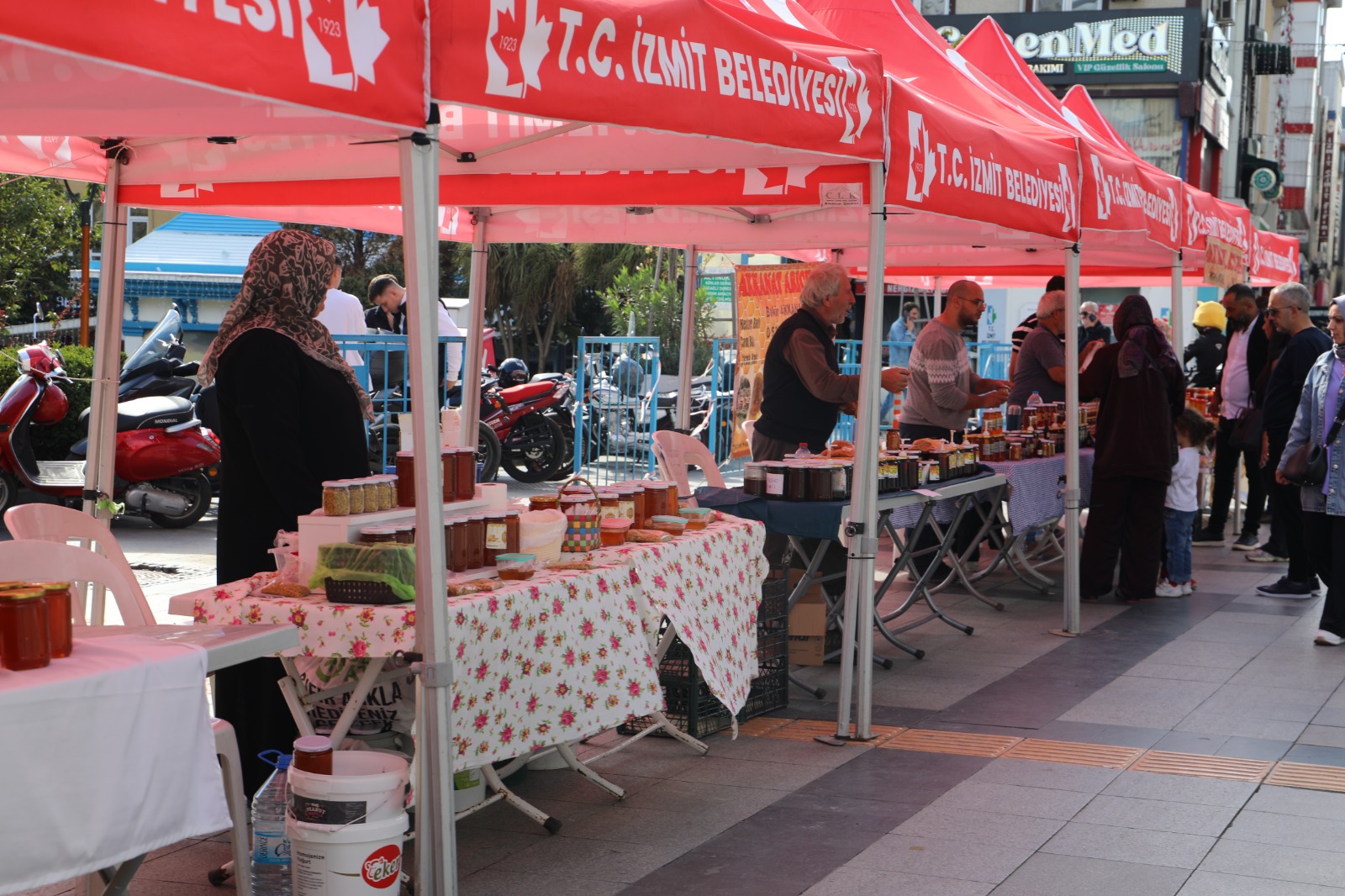 Balin en dogali Izmit'te bulustu Izmit Bal Günleri basladi (9) Balin en dogali Izmit'te bulustu Izmit Bal Günleri basladi (9)