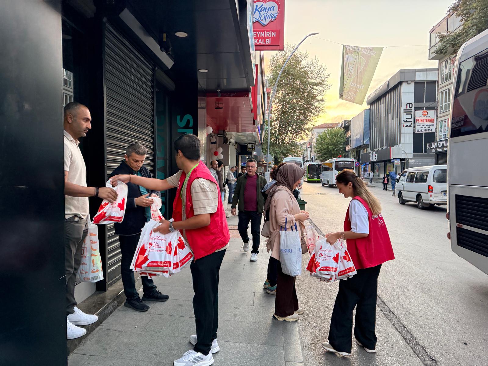 Başkan Hürriyet, güne Üçyol ve Bekirdere’de emekçilerle başladı (4) Başkan Hürriyet, güne Üçyol ve Bekirdere’de emekçilerle başladı (4)