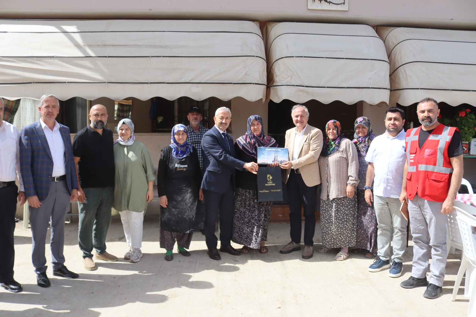 Durhasan’da talepler yerinde incelendi, yeni projeler planlandı (1) Durhasan’da talepler yerinde incelendi, yeni projeler planlandı (1)