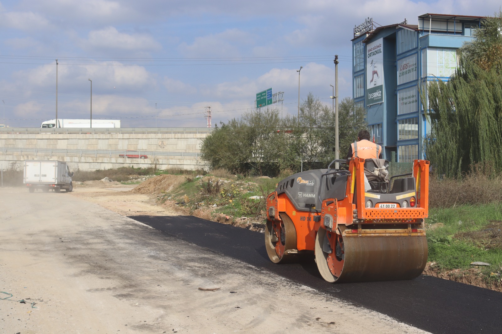 İzmit Belediyesi Yenişehir Mahallesi’nde yolları yeniliyor (1)