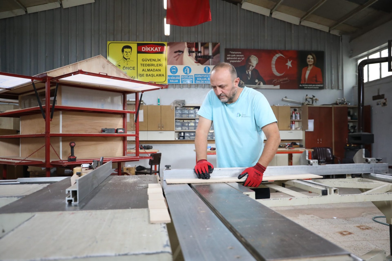 Izmit Belediyesi atölyeleri fabrika gibi üretmeye devam ediyor (1)