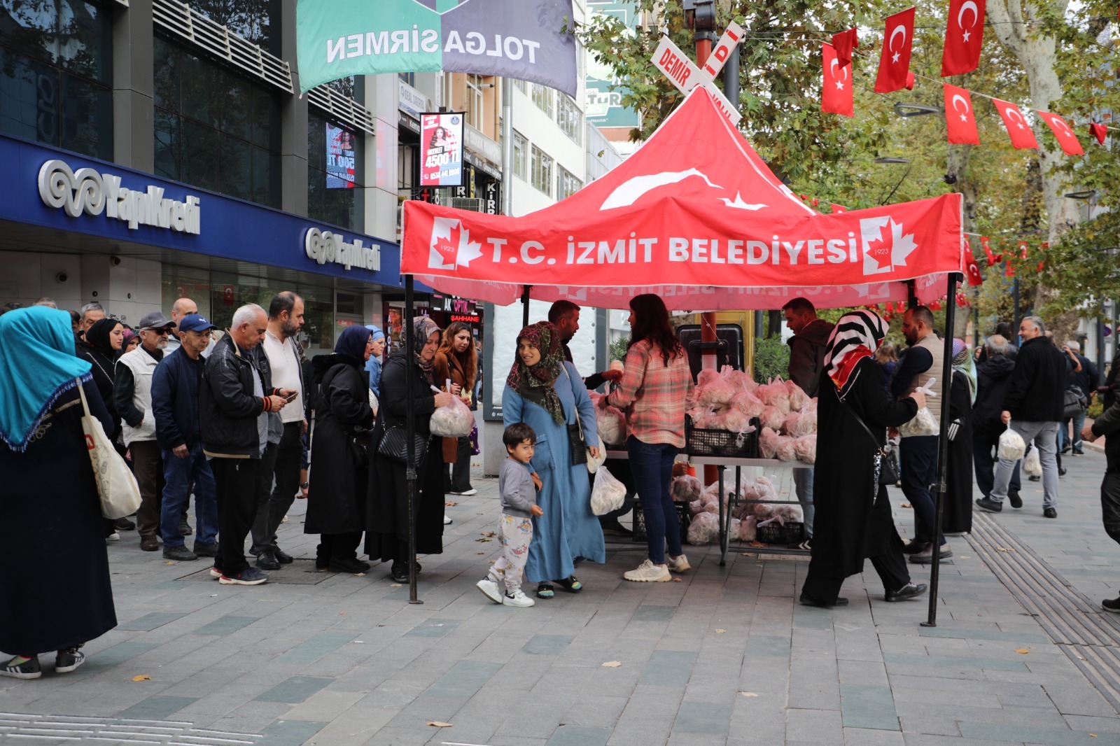 Izmit Belediyesi, kendi ürettigi mantarlari vatandasa dagitti (3)