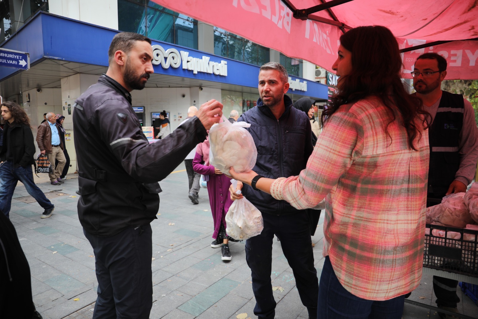 Izmit Belediyesi, kendi ürettigi mantarlari vatandasa dagitti (5)