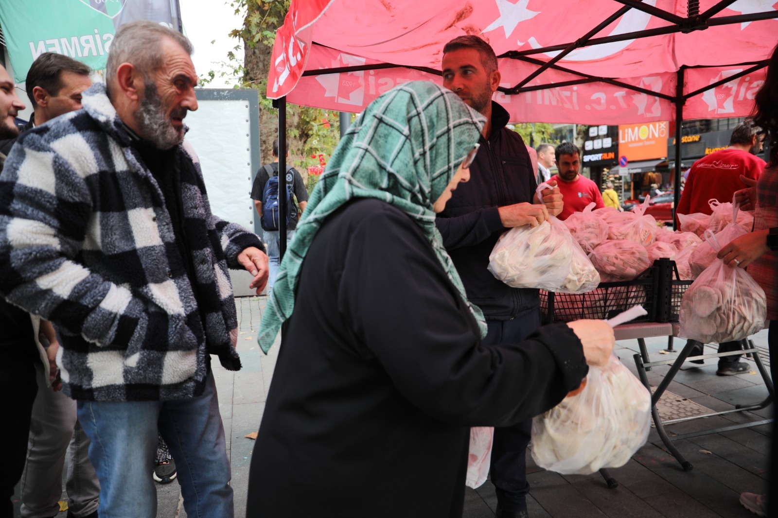 Izmit Belediyesi, kendi ürettigi mantarlari vatandasa dagitti (6)