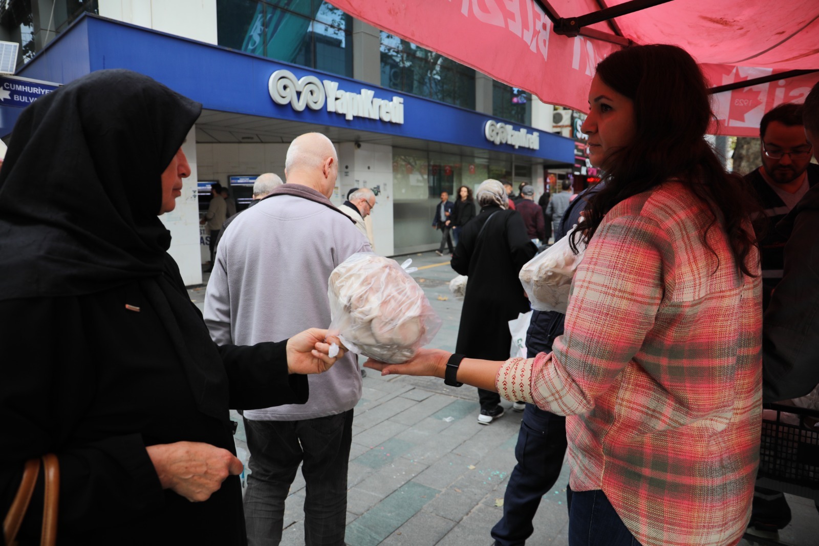 Izmit Belediyesi, kendi ürettigi mantarlari vatandasa dagitti (9)