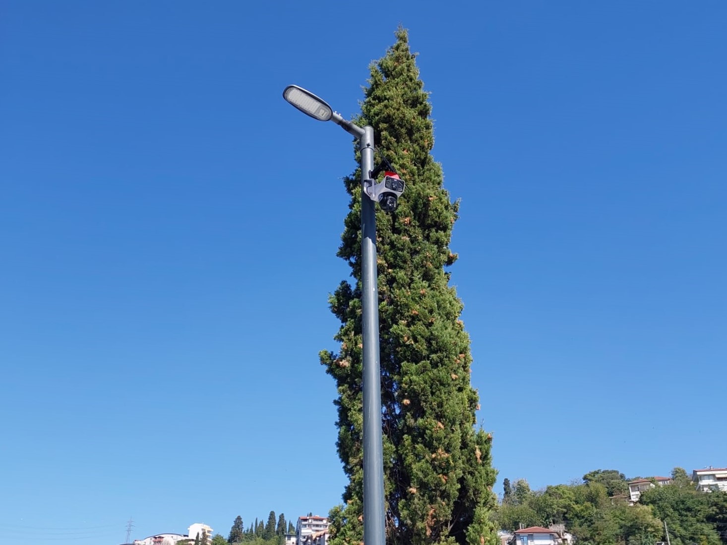 İzmit Belediyesinden Mustafa Pehlivan Parkı’na güneş enerjili 4G kamera sistemi (1)
