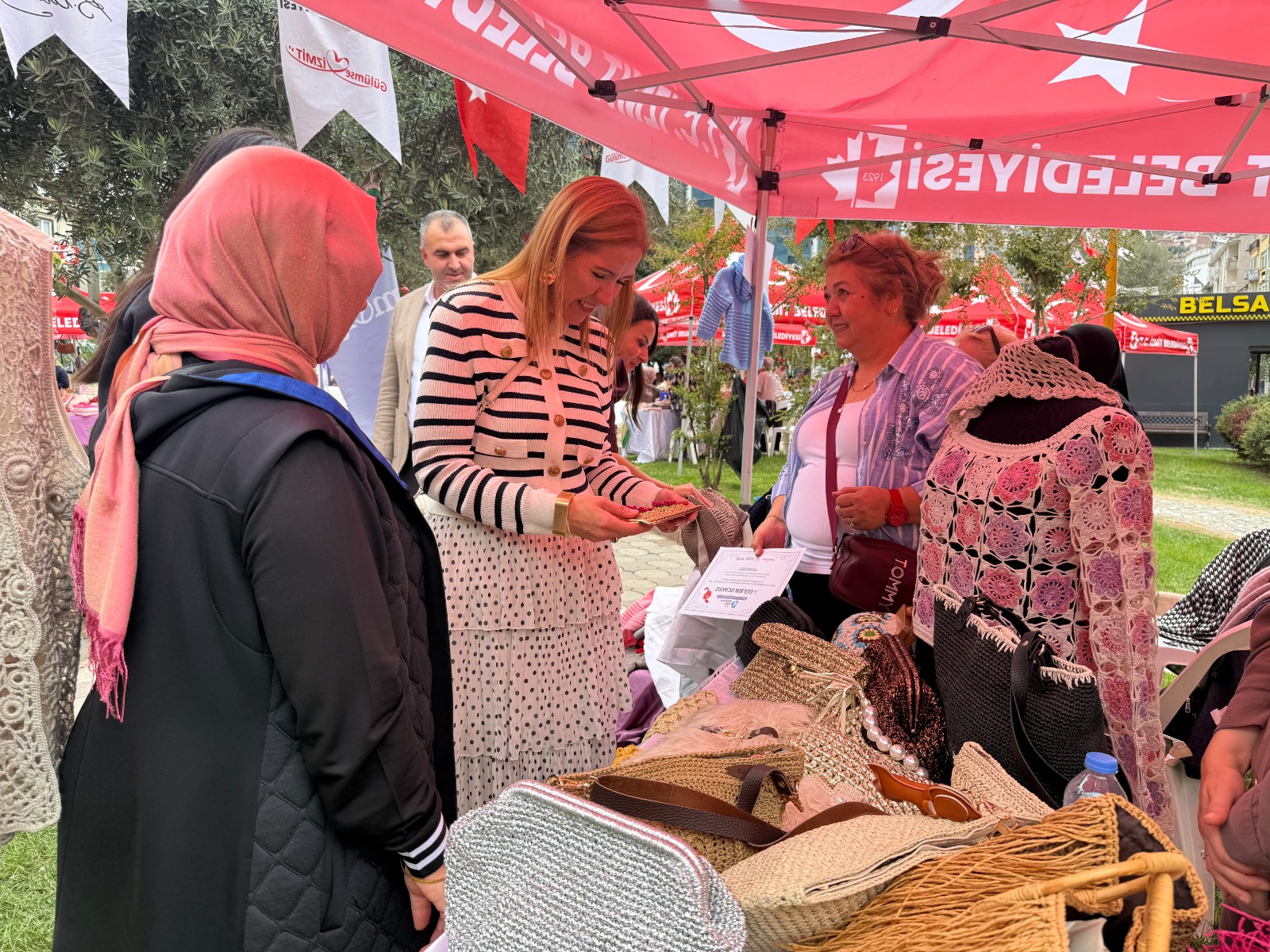 Izmit'te Örgü Festivali basladi (1) Izmit'te Örgü Festivali basladi (1)