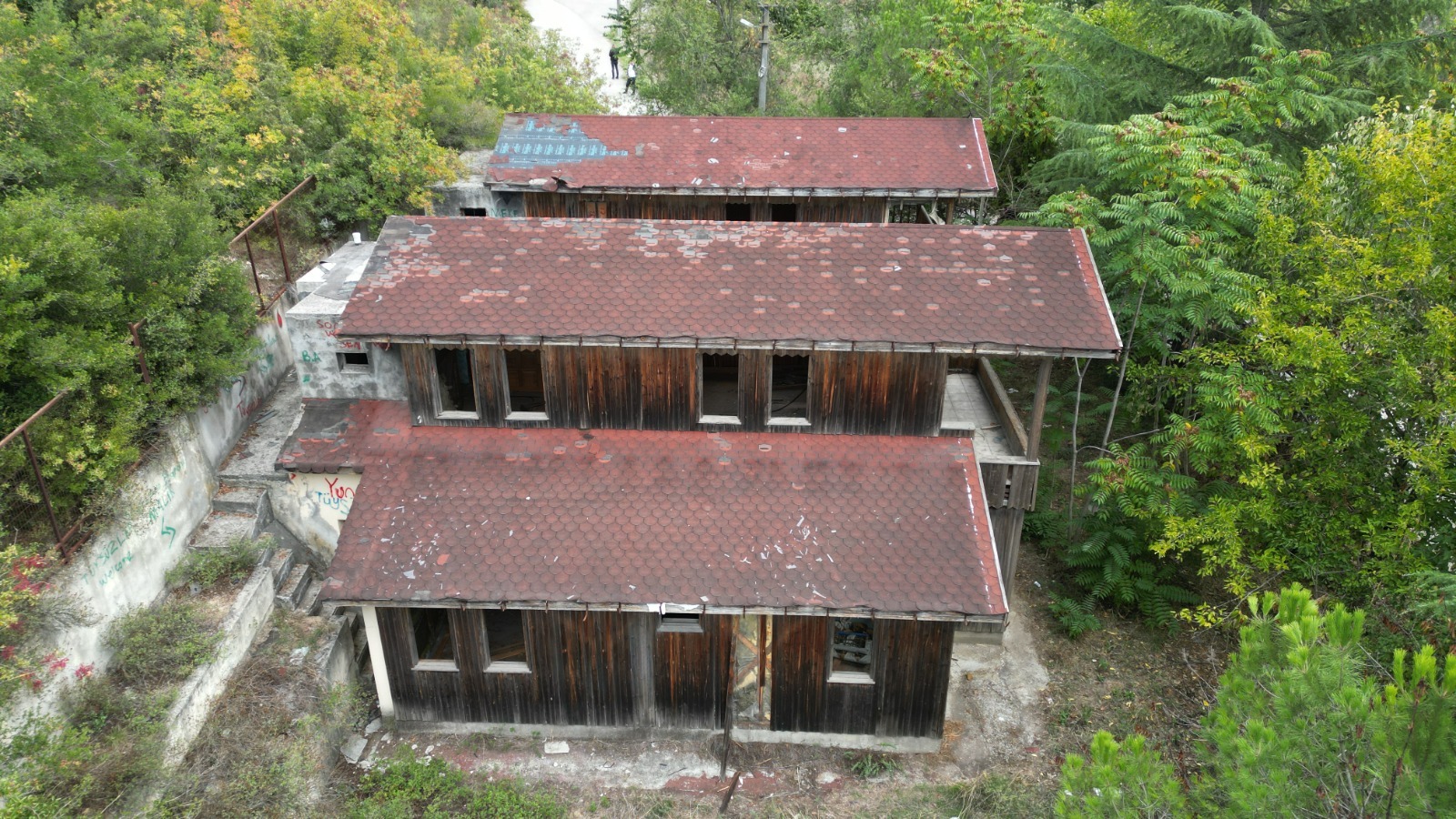 İzmit’te tehlike oluşturan metruk bina yıkıldı (4)
