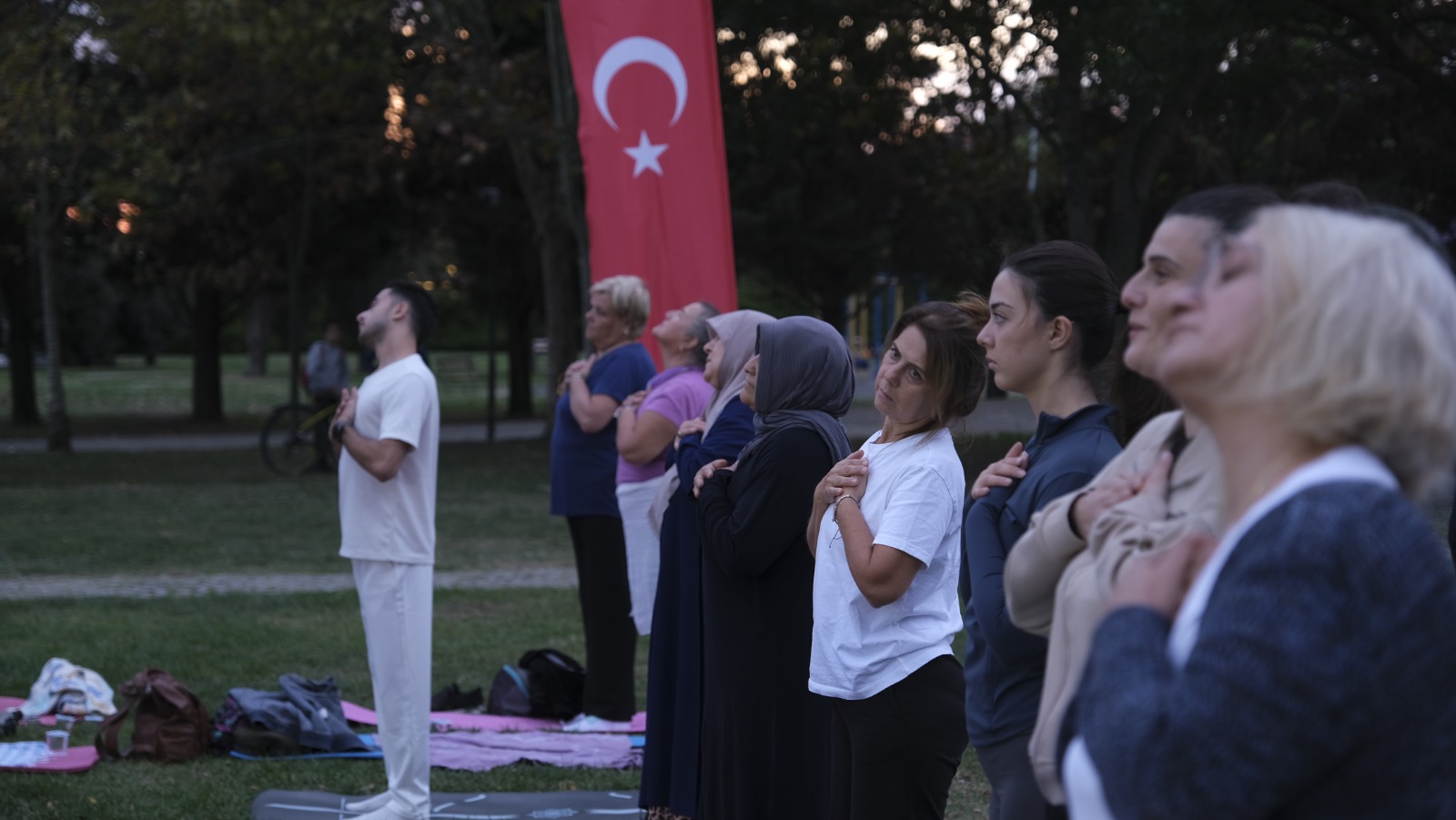 _Nefes Al Izmit_ yoga etkinligine Plajyolu'nda yogun katilim (4) _Nefes Al Izmit_ yoga etkinligine Plajyolu'nda yogun katilim (4)