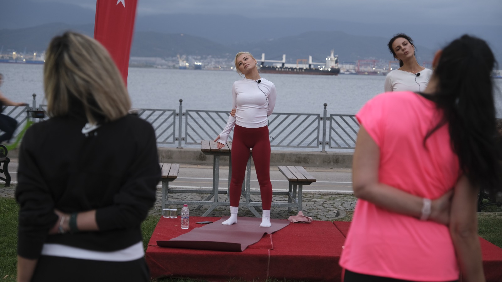 _Nefes Al Izmit_ yoga etkinligine Plajyolu'nda yogun katilim (7) _Nefes Al Izmit_ yoga etkinligine Plajyolu'nda yogun katilim (7)