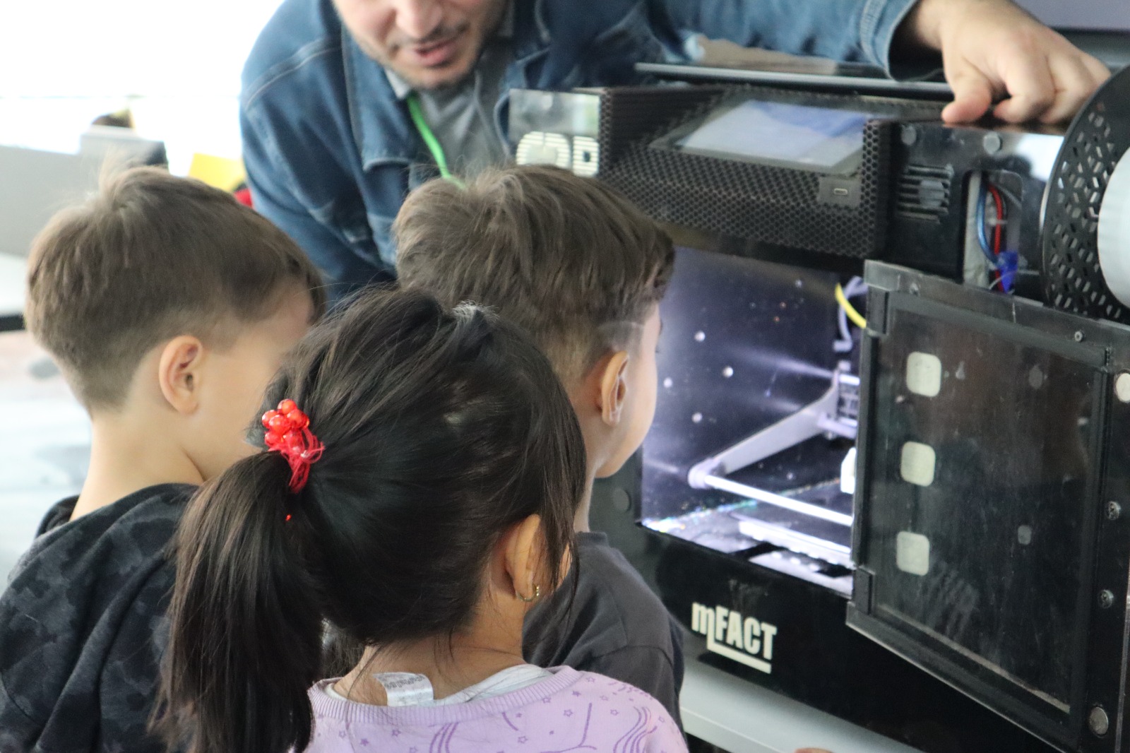 Çinar Çocuk Evleri ögrencileri 3D teknolojiyi deneyimledi (8) Çinar Çocuk Evleri ögrencileri 3D teknolojiyi deneyimledi (8)