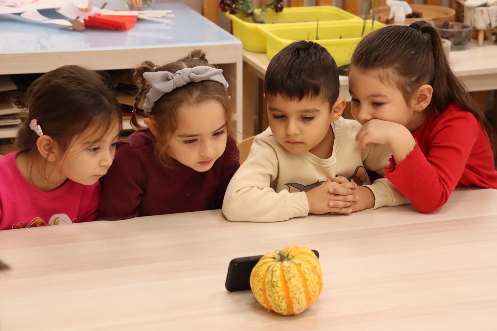 Çınar Çocuk Evleri öğrencilerinin eserleri belediyede, mutlulukları ekrana yansıdı (1)
