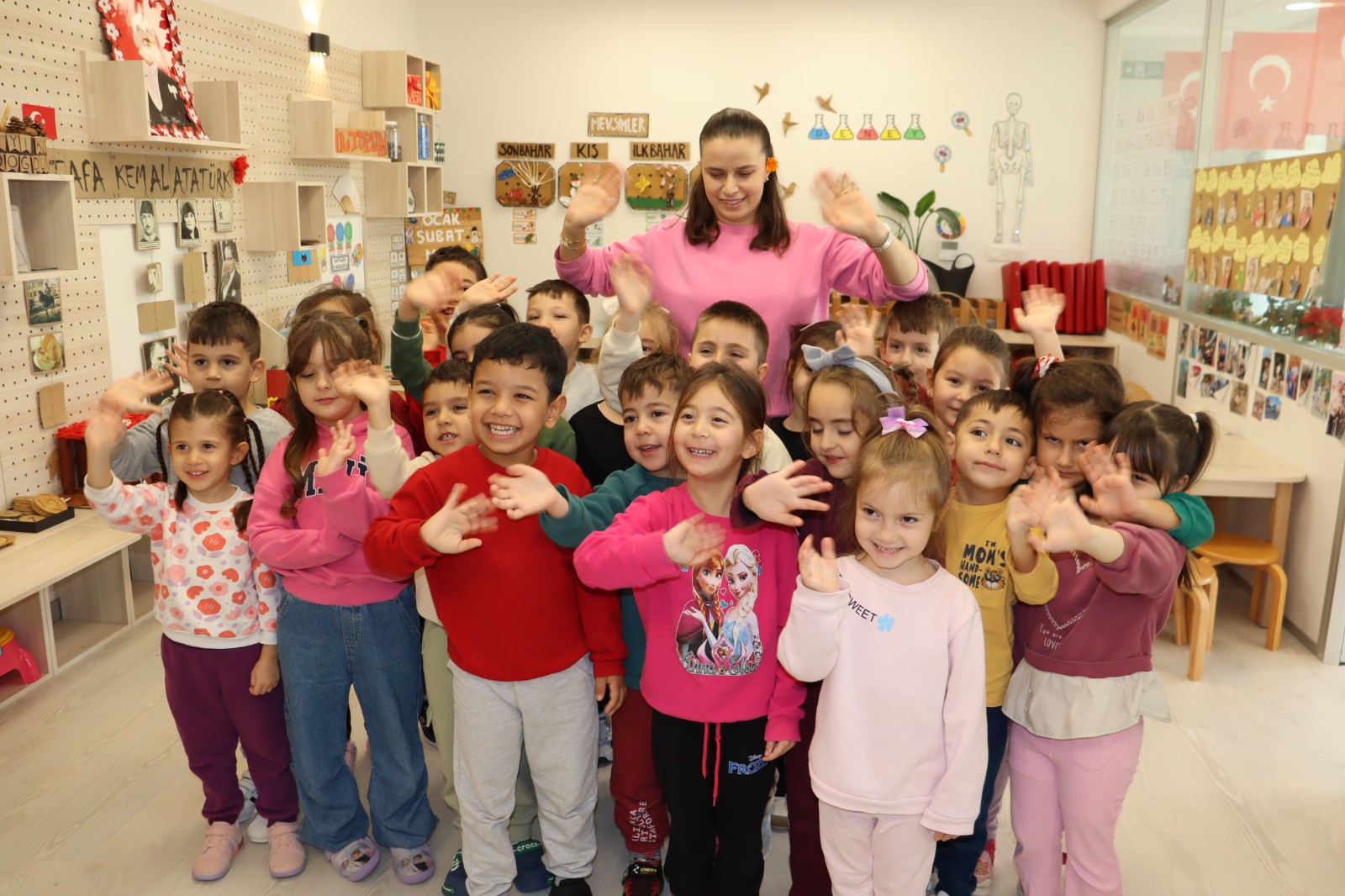 Çınar Çocuk Evleri öğrencilerinin eserleri belediyede, mutlulukları ekrana yansıdı (3)